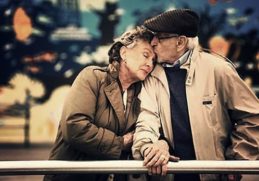 Tháng năm vội vã, đời người ngắn quá, chớp mắt đã già