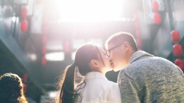 Nghĩ gì lắm thế, yêu đi thôi? 4