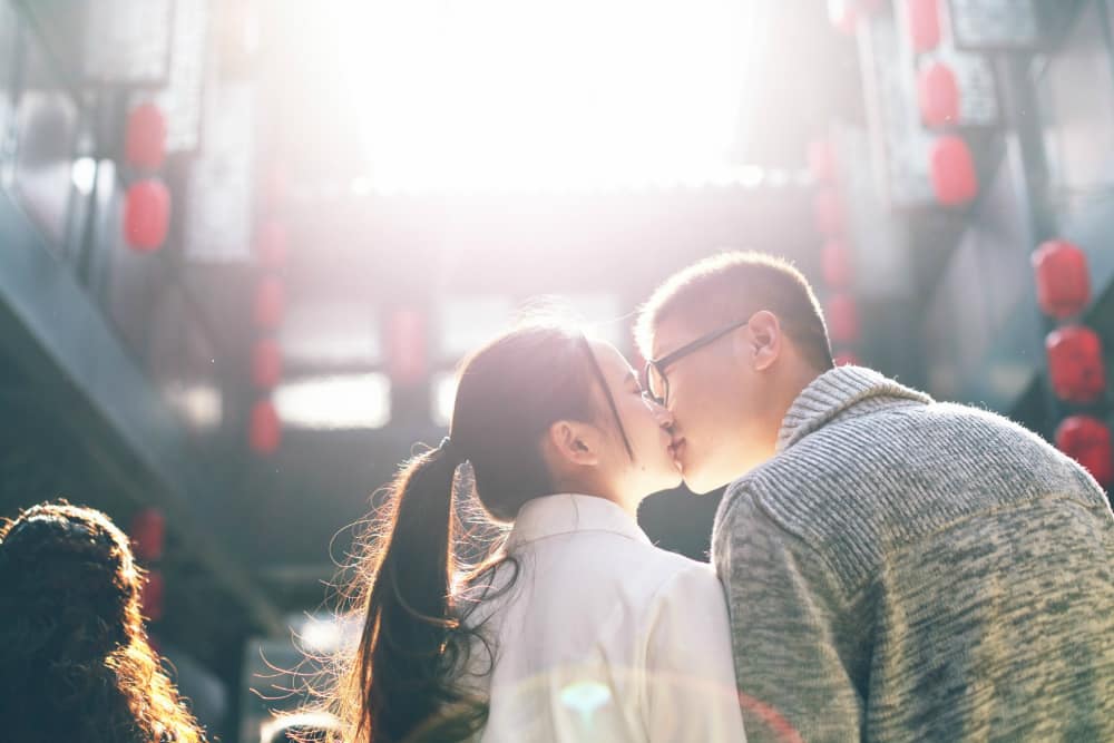 Nghĩ gì lắm thế, yêu đi thôi? 3