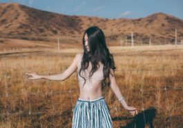 Cách dễ nhất để buồn là đặt hạnh phúc của mình vào tay người khác 1