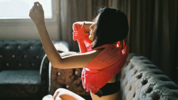 Anh ngủ với cô ấy rồi à ? 2