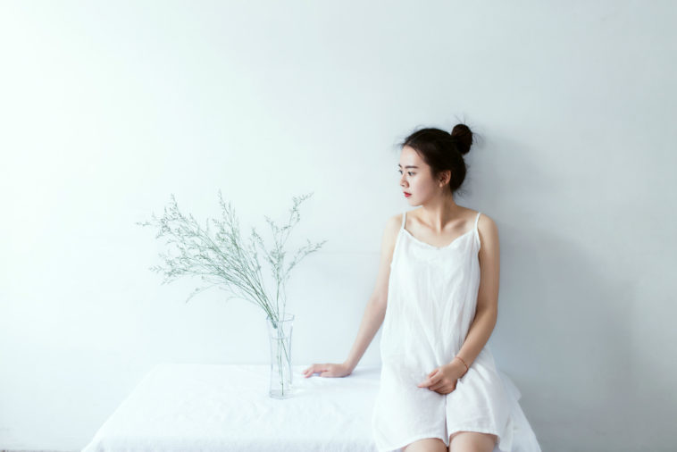 Gương đã vỡ rồi nhặt lại làm gì cho tay chảy máu 1