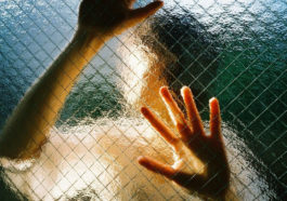 Hãy khóc đi đừng ngại ngùng... nước mắt ướt đẫm chứa chan trong lòng 5