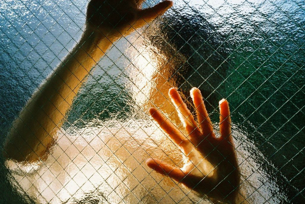 Hãy khóc đi đừng ngại ngùng... nước mắt ướt đẫm chứa chan trong lòng 9