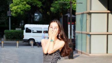 Phía sau những cô gái hay cười... 2