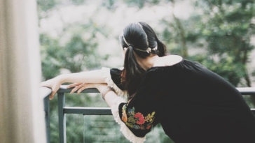 Tỉnh lại đi em... Níu kéo chỉ làm bản thân đau hơn thôi