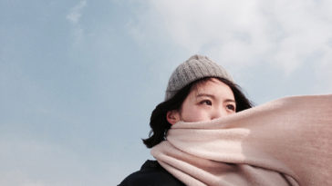Em đau quá rồi... em buông tay được chưa?