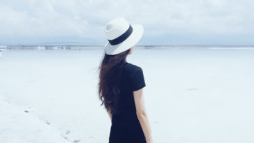 Em ơi, đừng cố gắng chọn cách sống một mình...