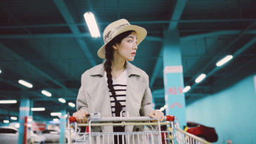 Mấy ai đã từng đi qua thương nhớ mà quên được nhau?