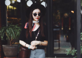 Phụ nữ càng cười tươi với bạn bao nhiêu, chứng tỏ bạn càng xa lạ...
