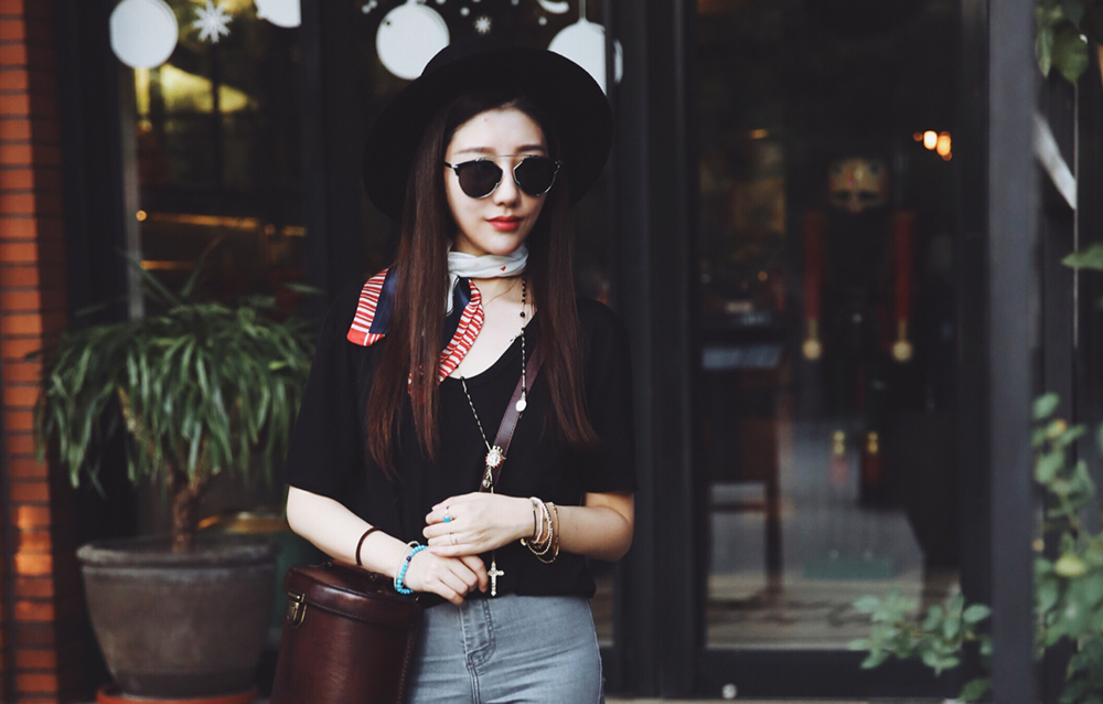 Phụ nữ càng cười tươi với bạn bao nhiêu, chứng tỏ bạn càng xa lạ...