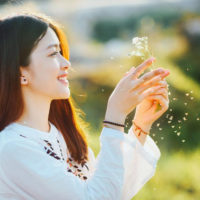Tuổi 25 tự vỗ về và tự yêu thương... đừng giữ mãi những mối tình nhạt