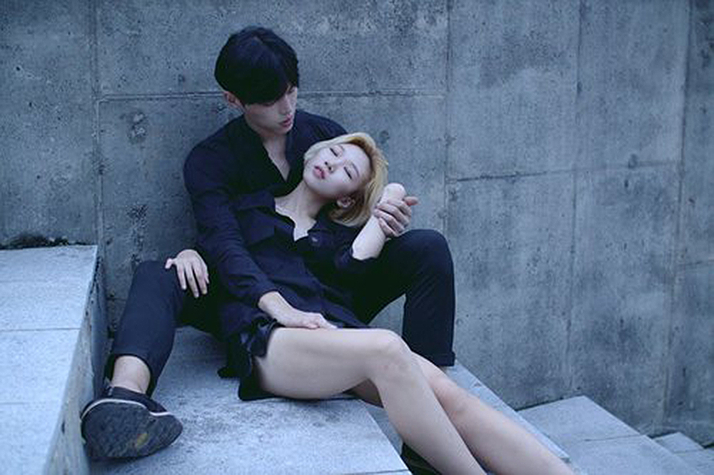 Chúng ta cứ vô tình làm khổ nhau trong những yêu thương nửa vời...