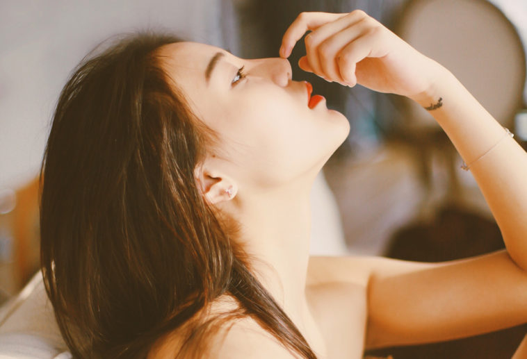 Có những người, suốt đời chỉ đi tìm một nụ hôn…
