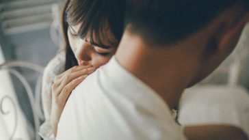 Đàn ông khôn là đàn ông luôn biết cách bênh vợ