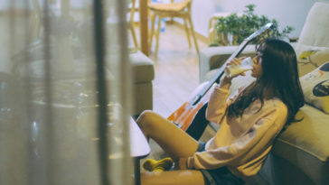 Những người làm bạn với cô đơn là những người yếu đuối?