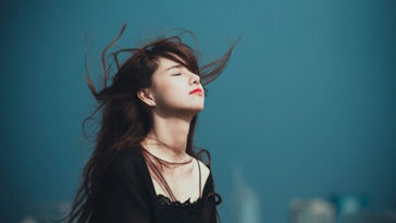 Thay vì cứ yếu đuối thì hãy thử một lần mạnh mẽ xem sao...