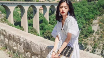 Tình yêu chẳng thể nào đủ khi thiếu một bàn tay...