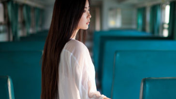 Vì em là con gái nên yếu đuối muôn đời vẫn yếu đuối thôi...