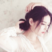 Vì cô ấy là người anh thương, còn em chỉ là người vô hình