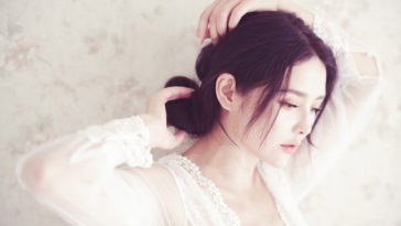 Vì cô ấy là người anh thương, còn em chỉ là người vô hình