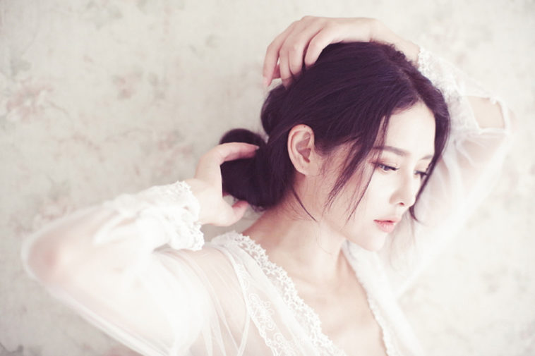 Vì cô ấy là người anh thương, còn em chỉ là người vô hình
