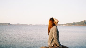 Em không cần cố gắng nữa đâu... cái gì nhiều quá sẽ trở nên rẻ rúng