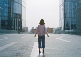 Tuổi trẻ lắm khi cũng lạ thật, chỉ muốn bỏ hết mà đi...