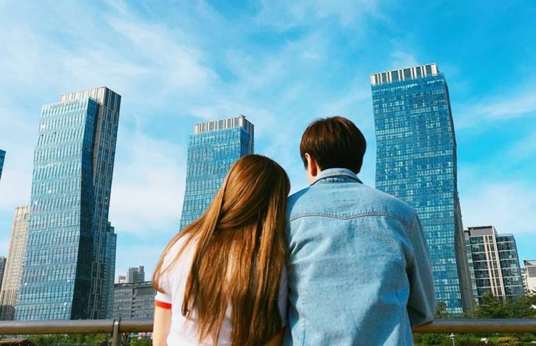 Có thể em yếu đuối, nhưng khi anh cần, cứ vai em mà tựa. 13 Có thể em yếu đuối, nhưng khi anh cần, cứ vai em mà tựa.