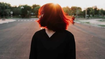 Giờ thì em đã tin không có gì là mãi mãi...