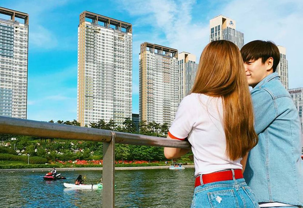 Thích một người là có thể xoay chuyển cả thế giới buồn tênh...
