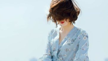 Trong tình yêu, tất cả phụ nữ đều khờ dại và yếu đuối đến lạ...
