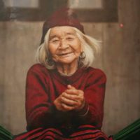 Bụi thời gian đã phủ lên mái tóc bạc của mẹ...