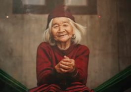 Bụi thời gian đã phủ lên mái tóc bạc của mẹ...
