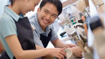 Đàn ông giúp vợ rửa bát sẽ làm cuộc hôn nhân hạnh phúc hơn