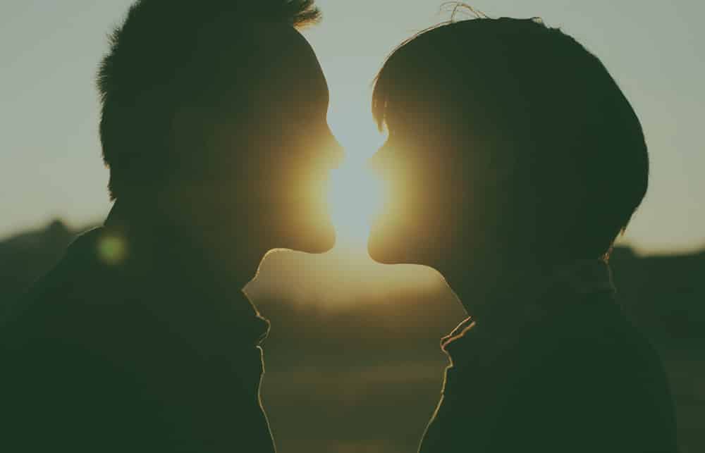 Đừng vì không hợp tuổi mà bắt chúng tôi phải xa nhau...