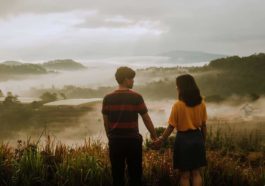Một cái nắm tay công khai còn hơn cả ngàn nụ hôn trong bóng tối... 1 Một cái nắm tay công khai còn hơn cả ngàn nụ hôn trong bóng tối...