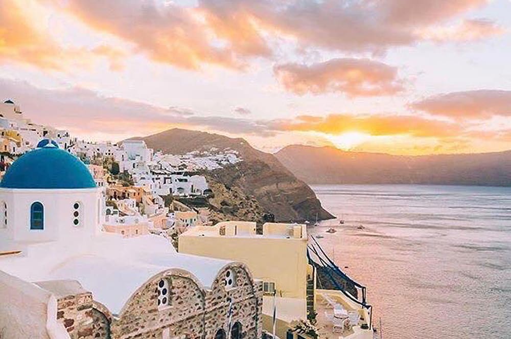 Ngắm hoàng hôn ở Santorini cũng khiến người ta yêu nhau cả đời