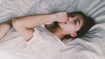 Phụ nữ nên nhớ đã chia tay người cũ thì tuyệt đối đừng làm bạn...