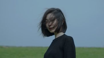 Yêu một người lớn tuổi, cảm thấy cô đơn và lạc lõng...