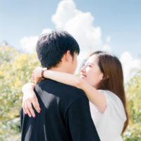 Hạnh phúc là dù có buông tay, vẫn có người nắm lấy tay bạn không rời