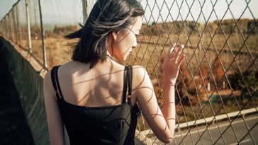 Phụ nữ càng sâu sắc nên thường khó yêu và khó hiểu...