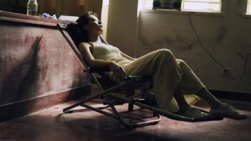 Em nhận ra em đã bỏ phí 12 năm khi chọn bên anh
