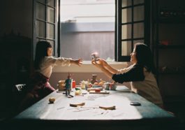 Ta nhận ra mình vẫn vô tâm với mẹ khi...
