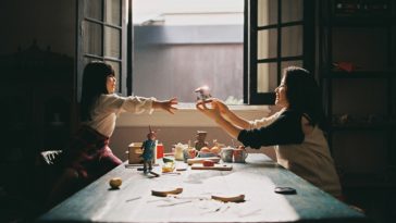 Ta nhận ra mình vẫn vô tâm với mẹ khi...