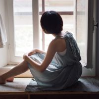 Này em, đừng mãi trông mong hạnh phúc từ những người xa lạ