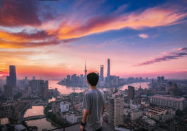 Kinh doanh cũng như tán gái: Gặp đúng người, đúng thời điểm 1 Kinh doanh cũng như tán gái: Gặp đúng người, đúng thời điểm