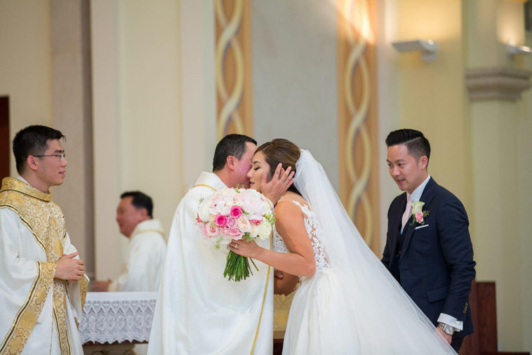 Có buộc phải theo đạo khi kết hôn với người công giáo không?