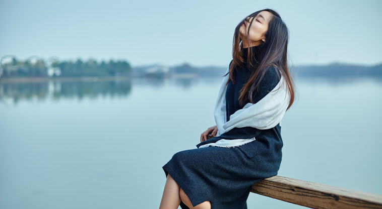 Nếu thấy mệt quá, ta có được phép kệ đời một chút được không?