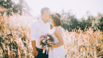 Hãy đối xử tốt với vợ mình, vì cô ấy đã dành trọn tuổi xuân để yêu thương bạn